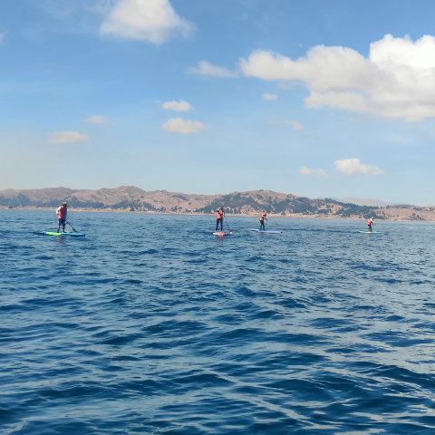 DAY 4, the 4 paddlers and Peruvian lake coast at the back